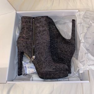 NWOT Guess platform heel
